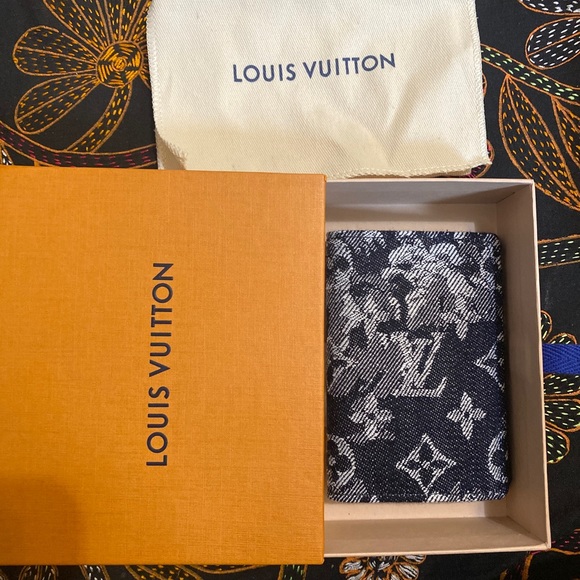Authentic Louis Vuitton Tapestry cardholder - Picture 4 of 6